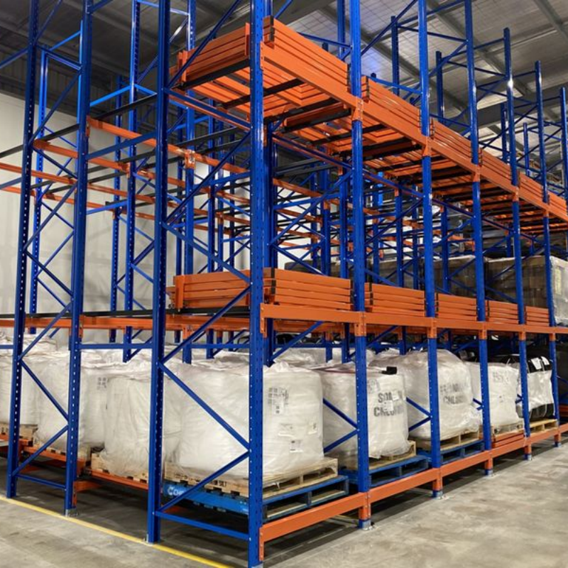 지게차 친화적인 푸시백 방식의 강철 팔레트 랙, CE/ISO 인증, 1000-2000kg 적재 용량, 2-5 팔레트 깊이, 대량 박스 포장 제품 공장용