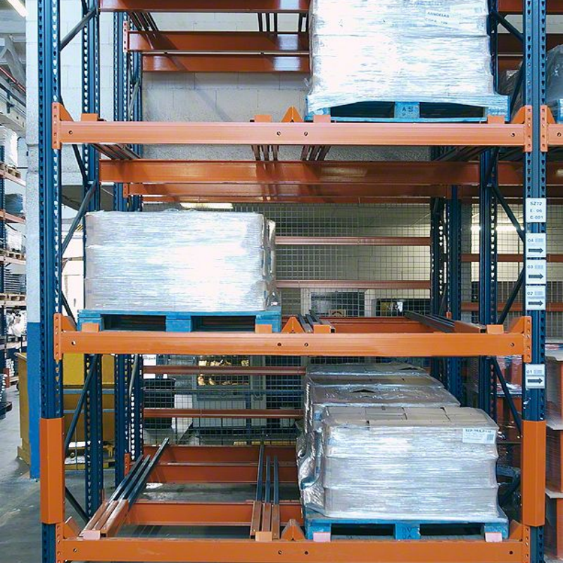지게차 친화적인 푸시백 방식의 강철 팔레트 랙, CE/ISO 인증, 1000-2000kg 적재 용량, 2-5 팔레트 깊이, 대량 박스 포장 제품 공장용