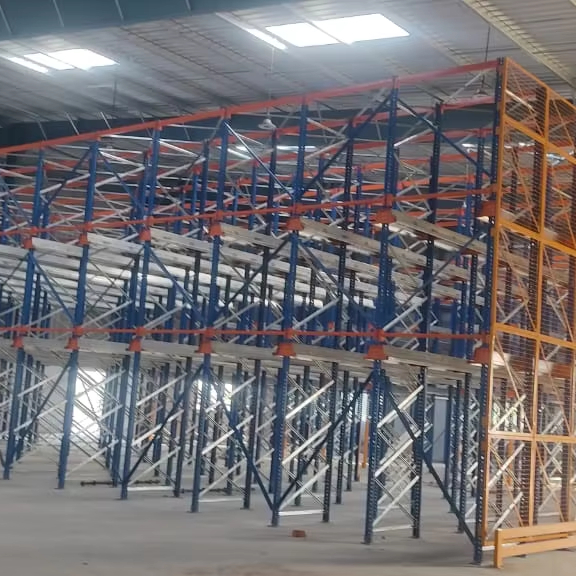 고밀도 강철 LIFO 구동 팔레트 랙, 최대 25,000kg 적재 용량, 분체 도장 마감, 견고한 가이드 레일, 지게차 진입 가능, 보관 공간